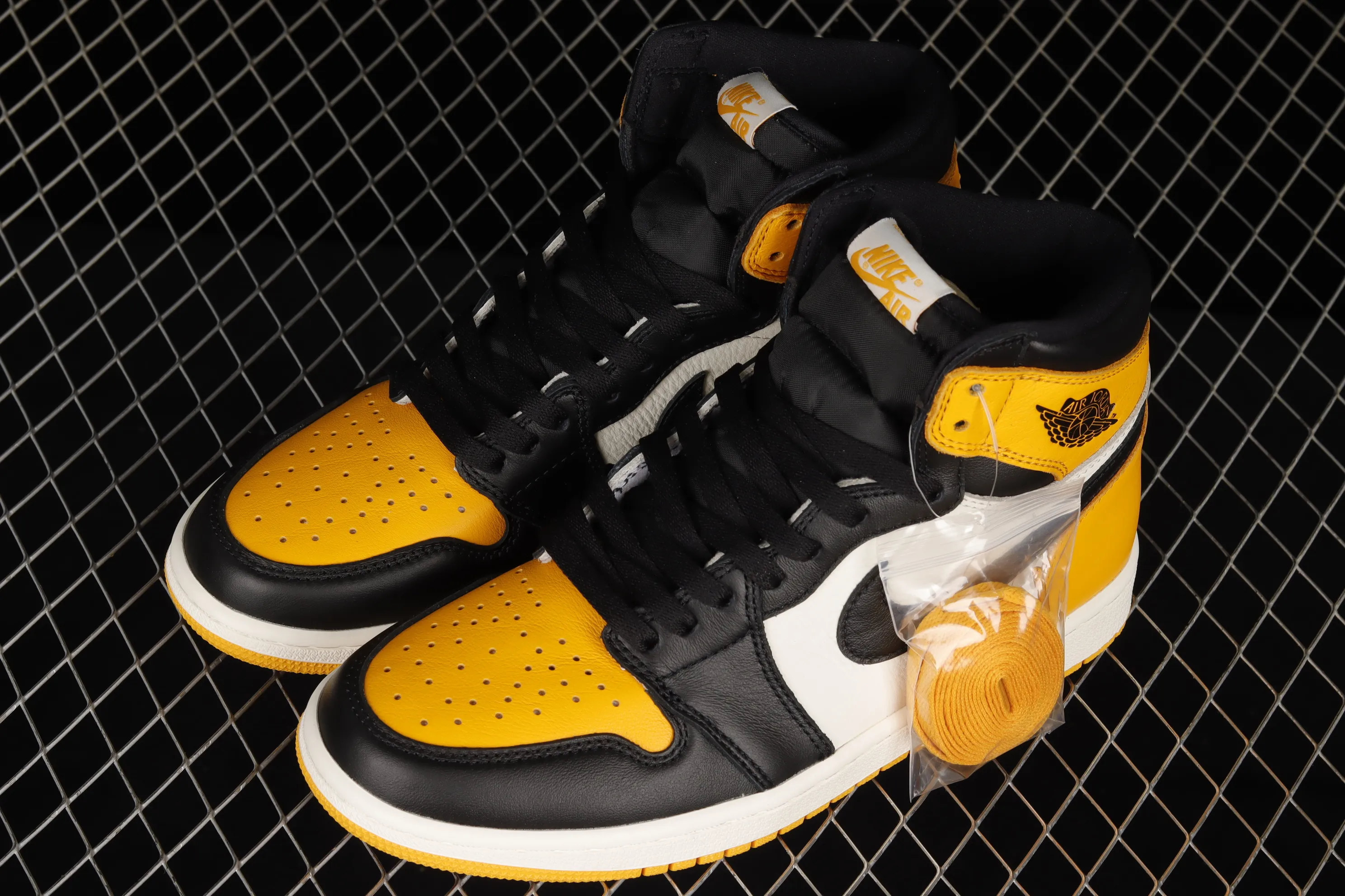 All categories Air Jordan Jordan series basketball shoes Air Jordan 1 High foreign trade version Air Jordan 1 Retro High OG AJ1 Joe 1 black and yellow toe 555088-711